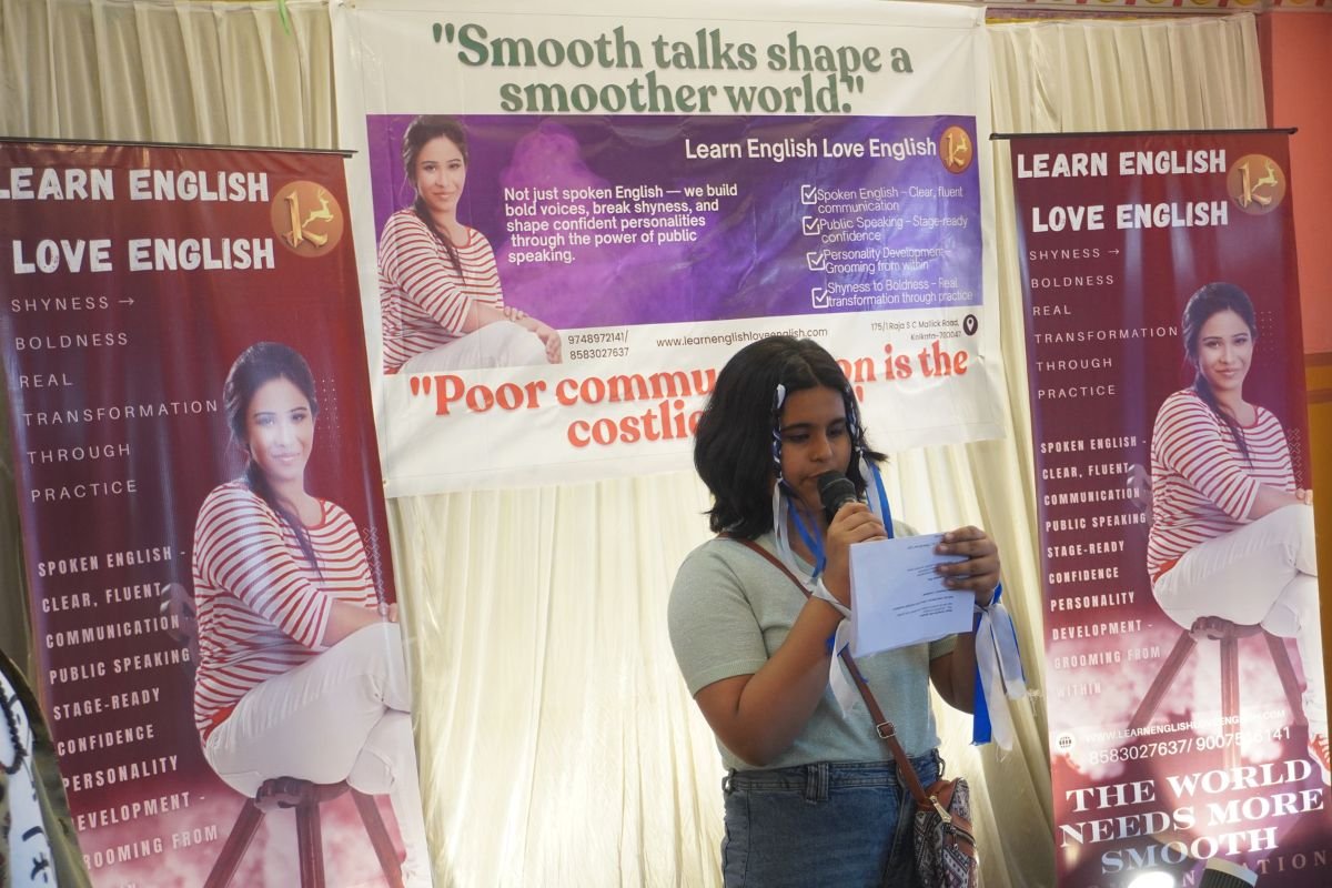 Public speaking classes for adults Kolkata — Bengali working professionals in LELE group practice session
