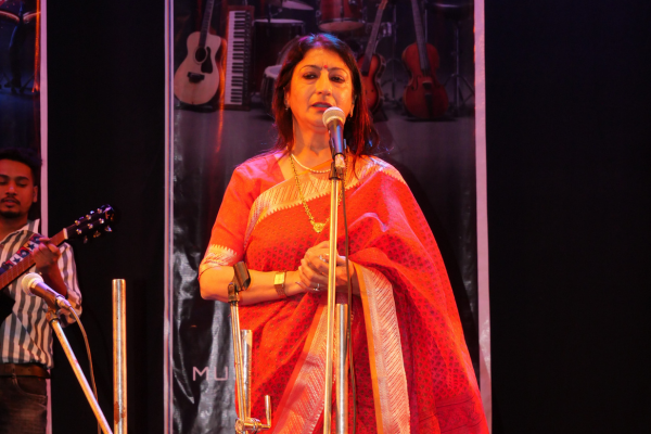 Stage a uttey voy public speaking — Bengali young executive feeling nervous before a presentation in Kolkata