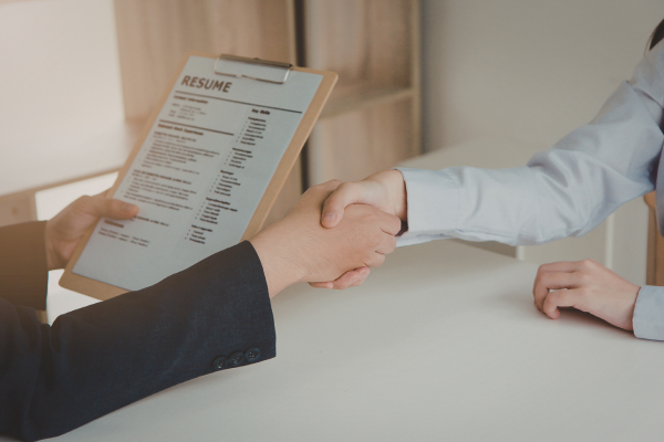 Chakrir interview e English confidence — Bengali candidate answering HR questions fluently in a Kolkata office interview