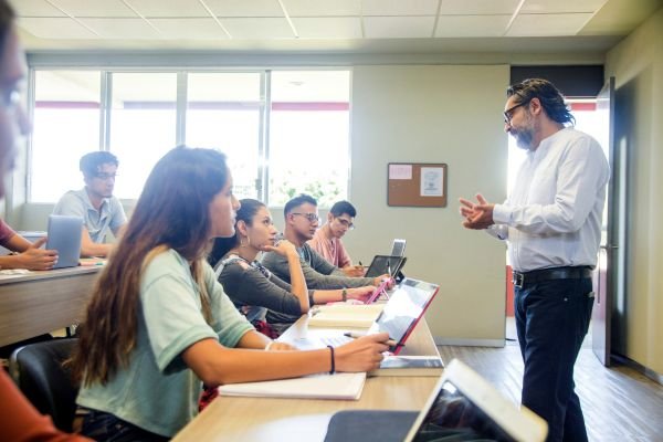 Accent improvement classes near me Kolkata — Bengali professionals practising Indian English clarity at LELE spoken English class