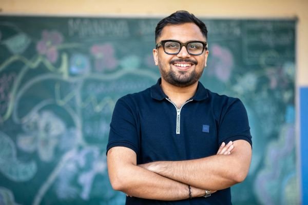 English pronunciation and accent course Bengali speakers — Bengali professional learning correct English pronunciation at LELE Kolkata