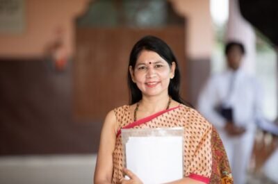 Spoken English course in Kolkata vs English tuition — working Bengali learner comparing structured classes and one-on-one coaching at LELE
